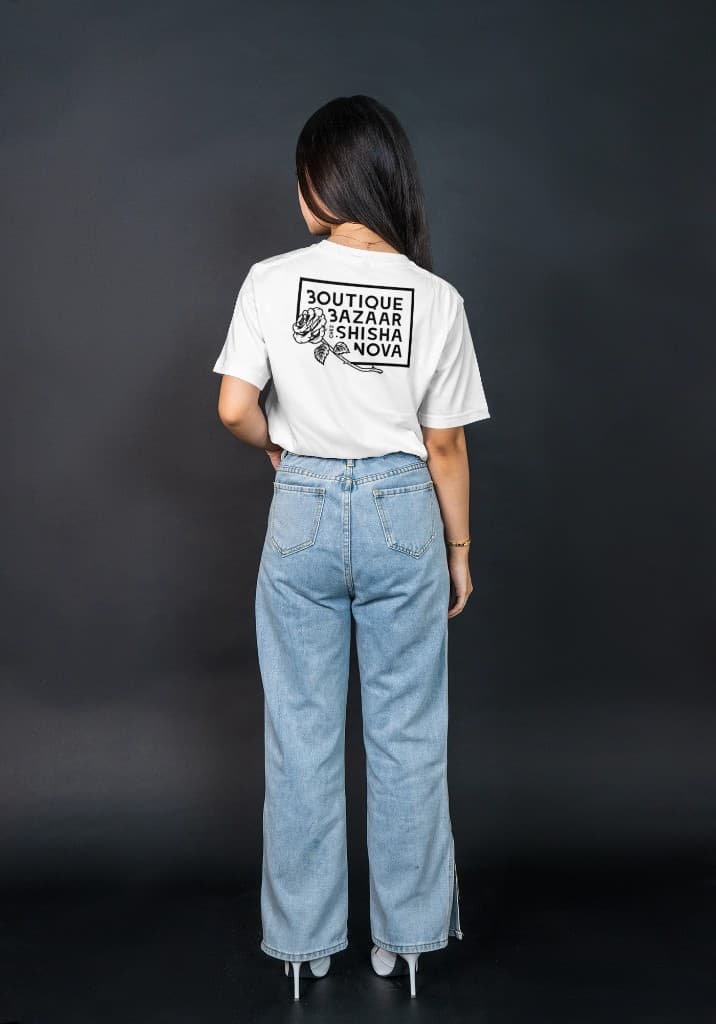 Back view of a white T-shirt printed with the framed Boutique Bazaar chez Shisha Nova logo and a line-drawn rose.